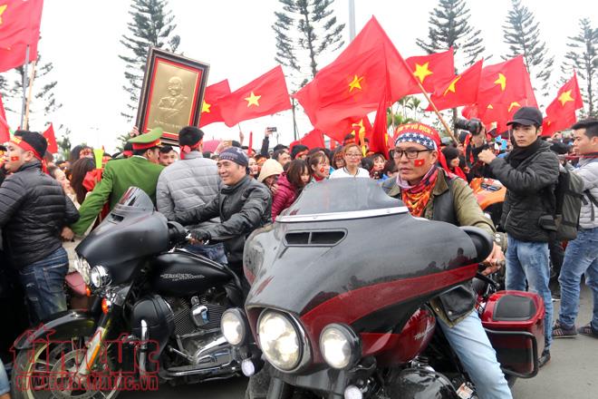 Dàn mô tô 'khủng' đón đoàn U23 Viêt Nam ảnh 6