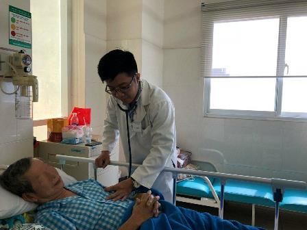Bị nhồi máu cơ tim, ngưng tim vì hút thuốc lá ảnh 1