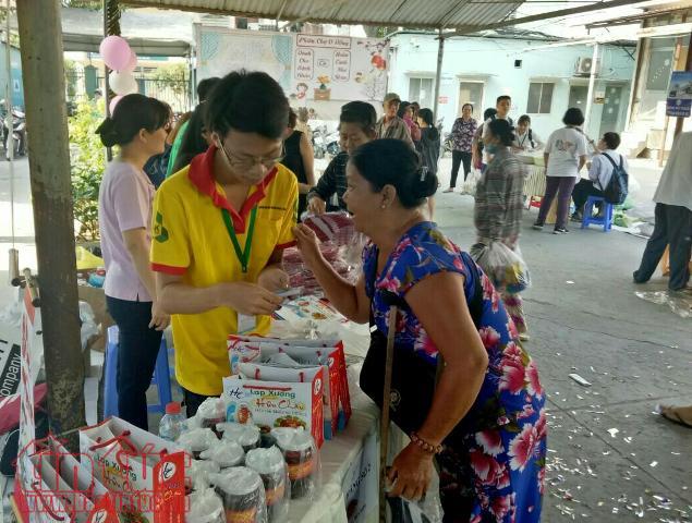 Ấm áp phiên chợ Tết 0 đồng cho bệnh nhân nghèo ảnh 1