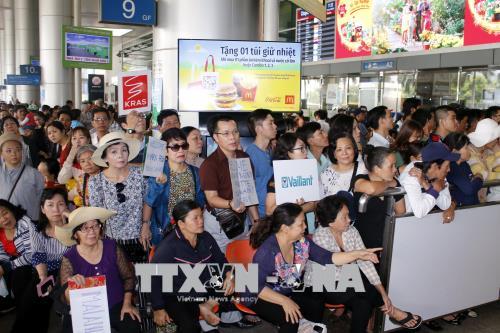 Sân bay Tân Sơn Nhất 'quá tải' người thân đón kiều bào về quê ăn Tết cổ truyền ảnh 1