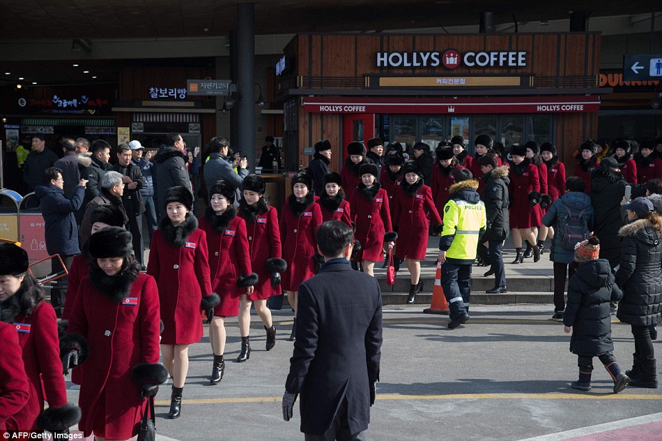 Bất ngờ với đội cổ vũ Triều Tiên xinh đẹp như hoa vừa đổ bộ Hàn Quốc ảnh 2
