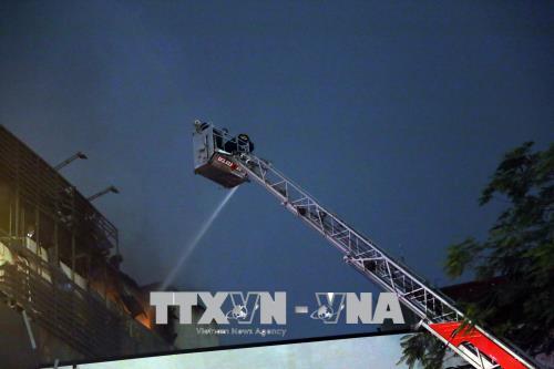 Cháy nhà 4 tầng trên phố Trần Duy Hưng, Hà Nội ảnh 2