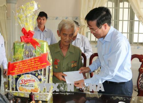 Đồng chí Võ Văn Thưởng thăm, chúc Tết Bộ Tư lệnh Vùng 2 Hải quân ảnh 1