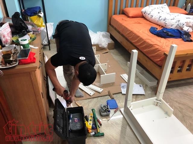 Sát Tết, thợ lắp đồ nội thất 'chạy sô' toát mồ hôi ảnh 1