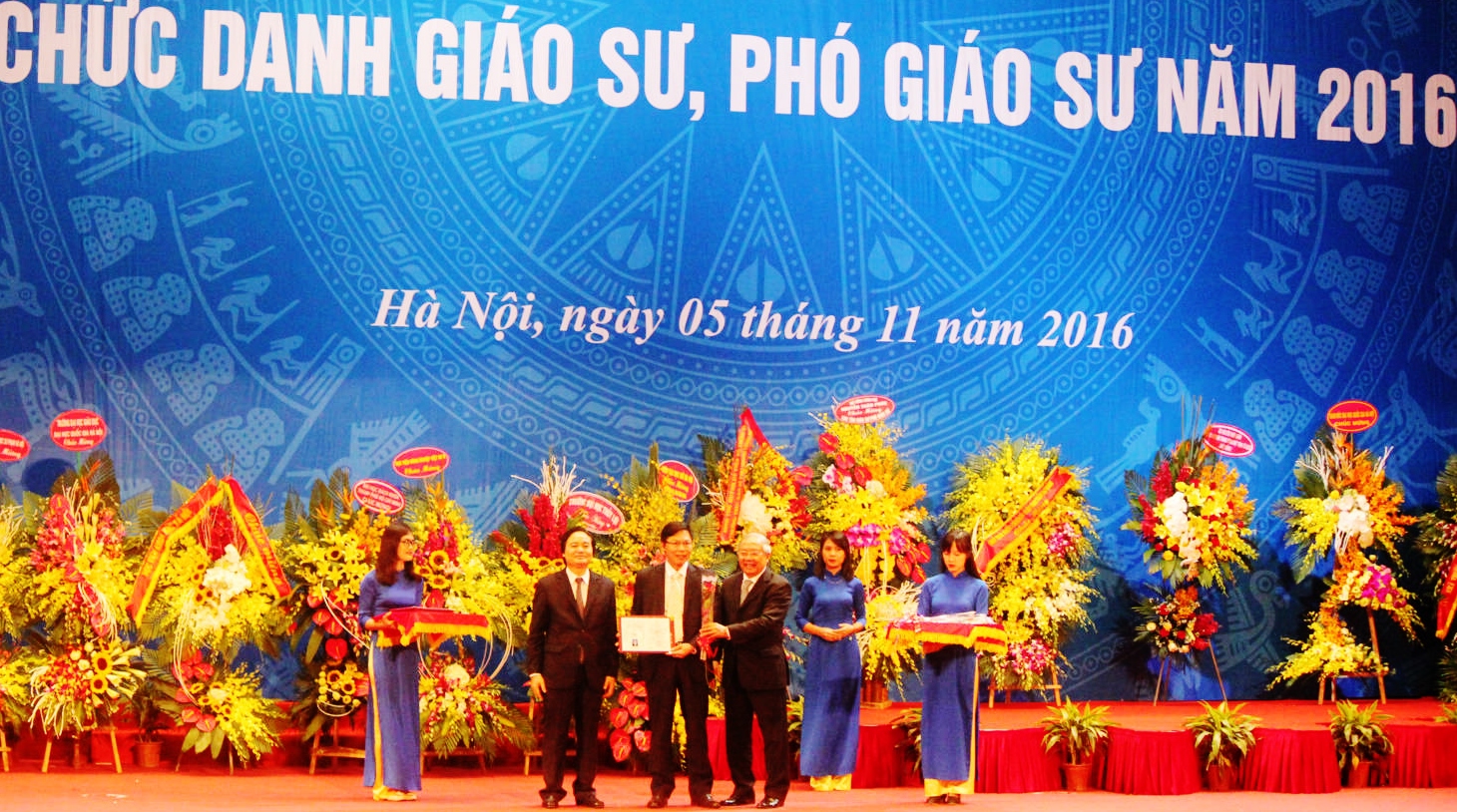 Giáo sư, phó giáo sư tăng bao nhiêu là đột biến? ảnh 1