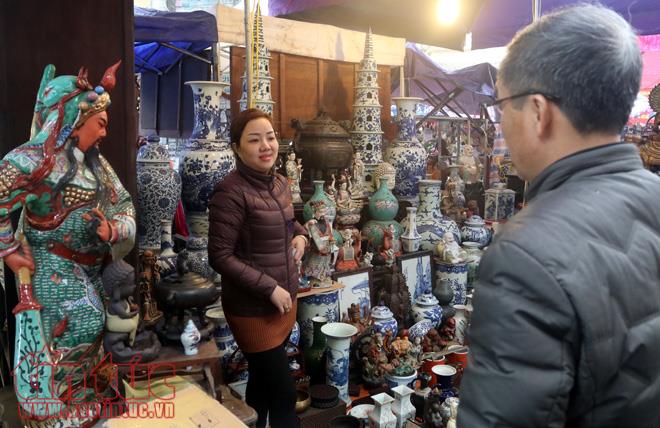 Độc đáo phiên chợ đồ cổ duy nhất trong năm ở Hà Nội ảnh 1