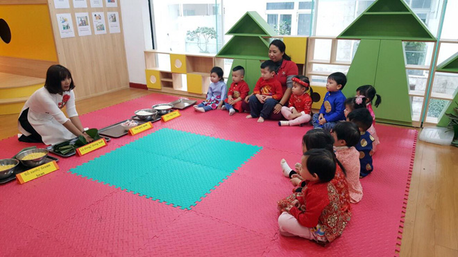 Những cô bé cậu bé nhí đáng yêu gói bánh chưng xanh ảnh 1