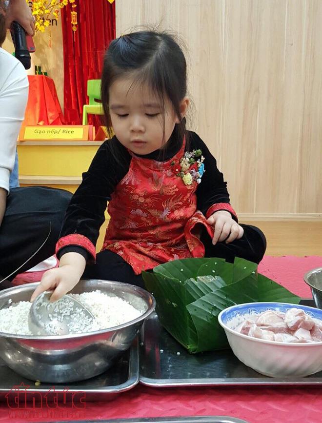 Những cô bé cậu bé nhí đáng yêu gói bánh chưng xanh ảnh 2