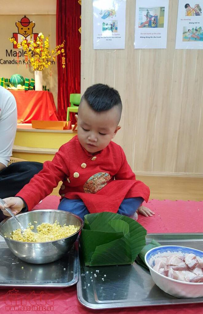 Những cô bé cậu bé nhí đáng yêu gói bánh chưng xanh ảnh 3