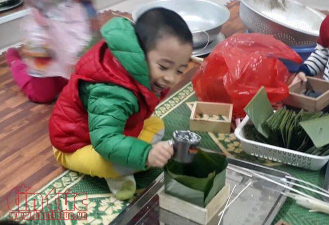 Những cô bé cậu bé nhí đáng yêu gói bánh chưng xanh ảnh 4