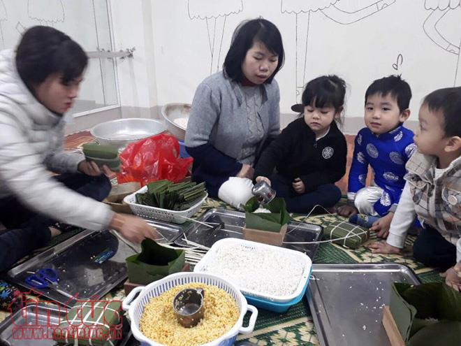 Những cô bé cậu bé nhí đáng yêu gói bánh chưng xanh ảnh 5