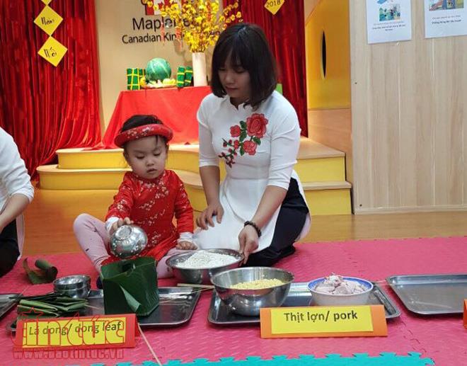 Những cô bé cậu bé nhí đáng yêu gói bánh chưng xanh ảnh 6