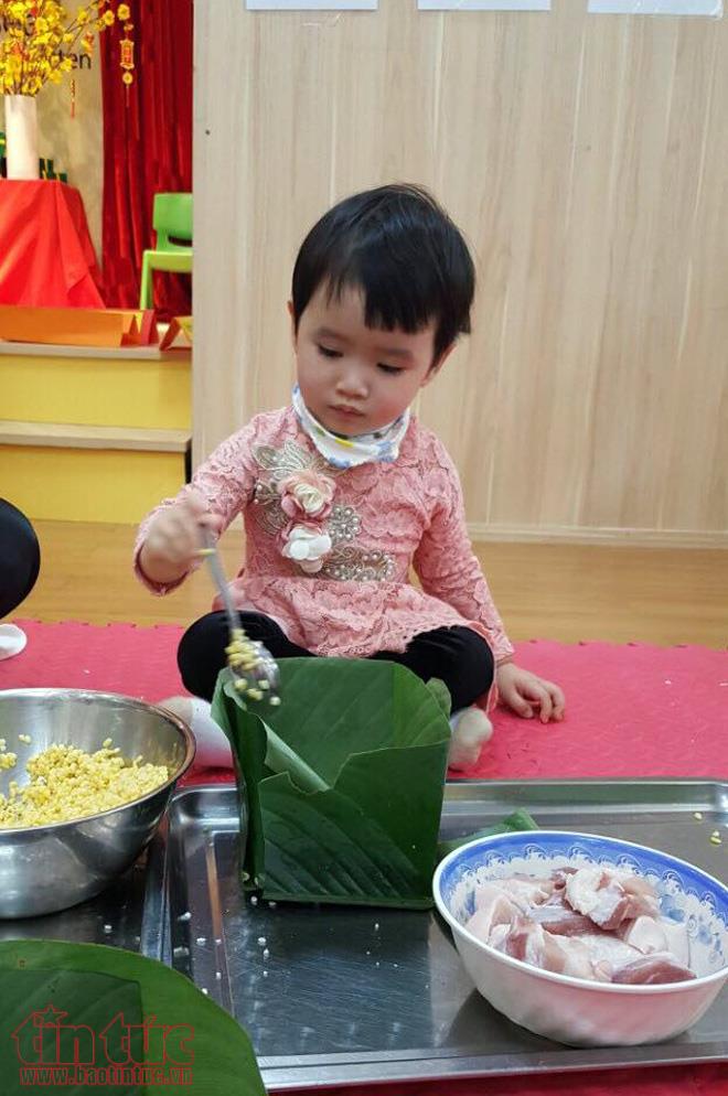 Những cô bé cậu bé nhí đáng yêu gói bánh chưng xanh ảnh 7