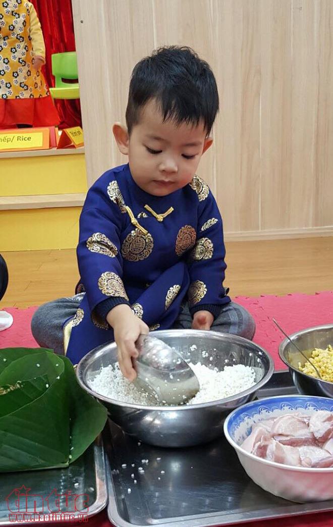 Những cô bé cậu bé nhí đáng yêu gói bánh chưng xanh ảnh 8