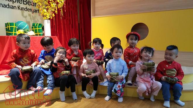 Những cô bé cậu bé nhí đáng yêu gói bánh chưng xanh ảnh 9