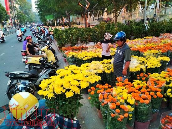 Chiều 29 Tết, người dân TP Hồ Chí Minh đổ xô đi mua hoa ảnh 2