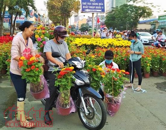 Chiều 29 Tết, người dân TP Hồ Chí Minh đổ xô đi mua hoa ảnh 5