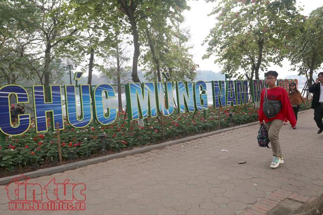 Trung tâm Hà Nội rực rỡ trước thềm Tết Nguyên đán ảnh 3