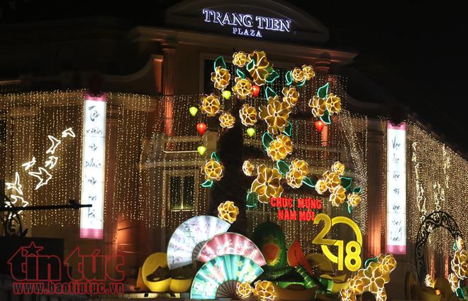 Trung tâm Hà Nội rực rỡ trước thềm Tết Nguyên đán ảnh 12