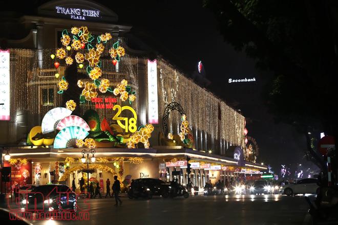 Trung tâm Hà Nội rực rỡ trước thềm Tết Nguyên đán ảnh 13