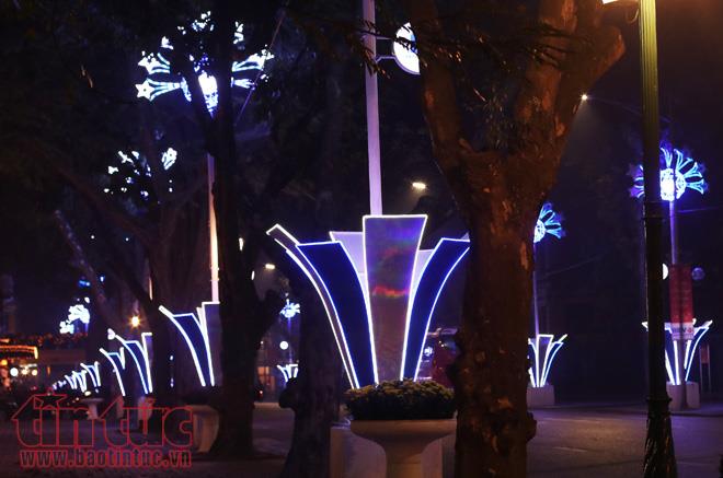 Trung tâm Hà Nội rực rỡ trước thềm Tết Nguyên đán ảnh 19