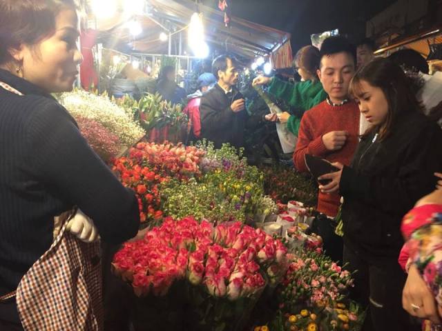 Chợ hoa Quảng Bá, Hà Nội họp xuyên đêm những ngày cận Tết ảnh 2