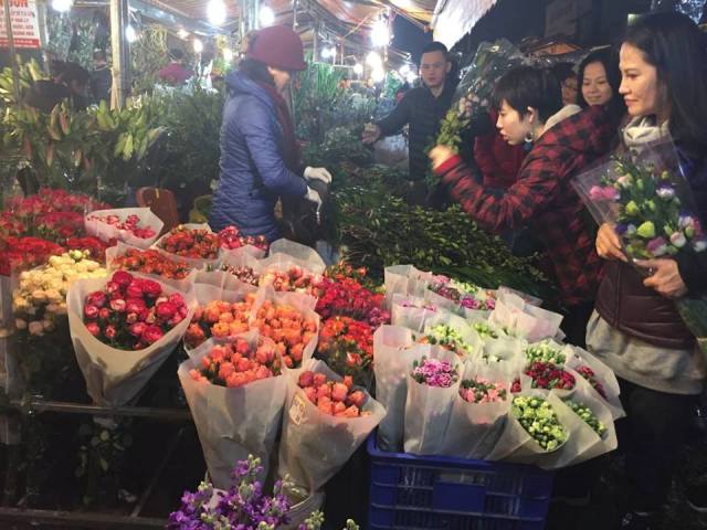 Chợ hoa Quảng Bá, Hà Nội họp xuyên đêm những ngày cận Tết ảnh 1