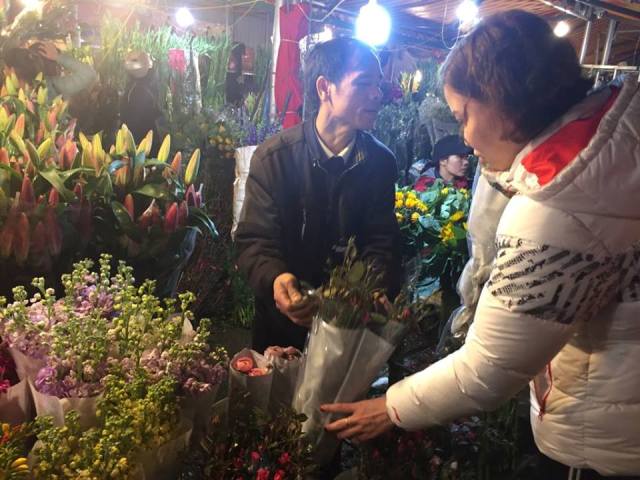 Chợ hoa Quảng Bá, Hà Nội họp xuyên đêm những ngày cận Tết ảnh 5