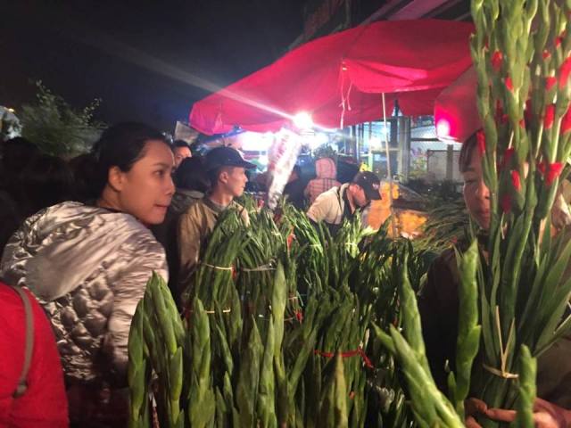 Chợ hoa Quảng Bá, Hà Nội họp xuyên đêm những ngày cận Tết ảnh 7