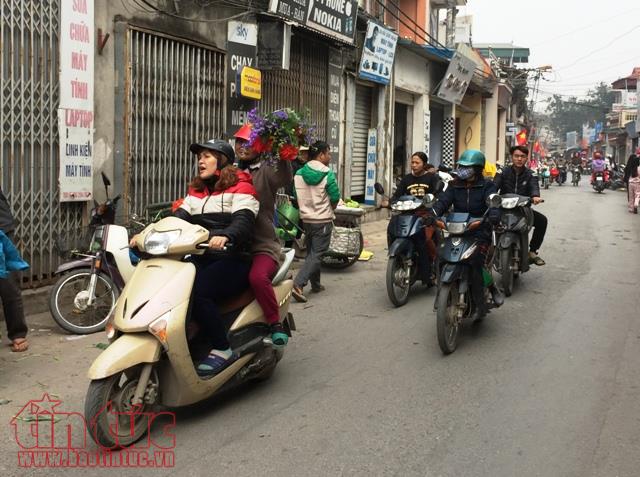 Chiều 30 Tết: Người Hà Nội thảnh thơi sắm sửa đón năm mới ảnh 1