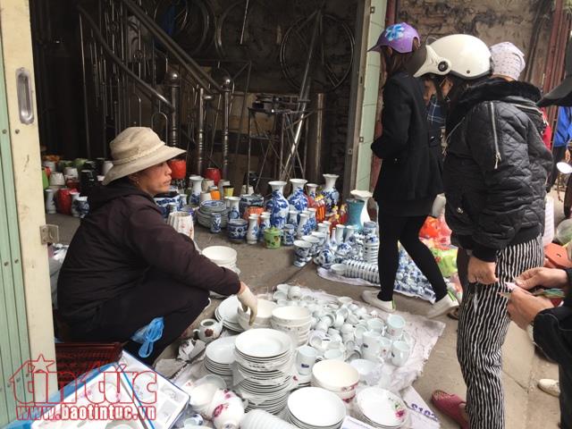Chiều 30 Tết: Người Hà Nội thảnh thơi sắm sửa đón năm mới ảnh 3