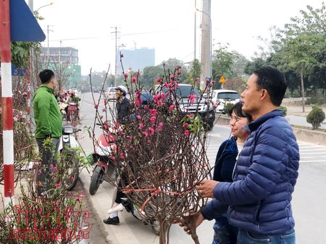 Chiều 30 Tết: Người Hà Nội thảnh thơi sắm sửa đón năm mới ảnh 7