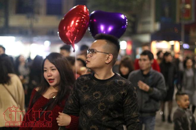 Người dân Hà Nội đổ ra đường chào đón khoảnh khắc Giao thừa ảnh 2