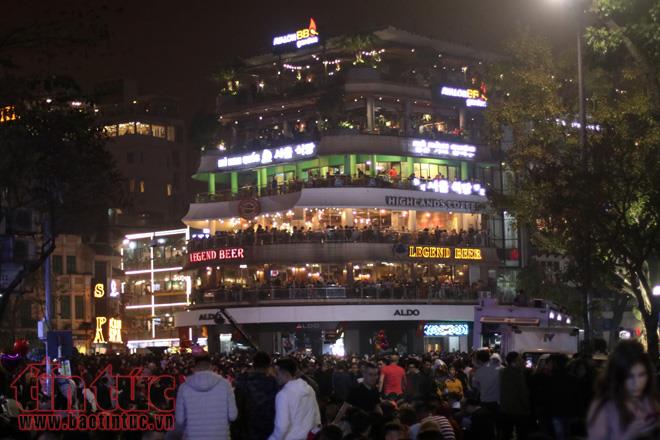 Người dân Hà Nội đổ ra đường chào đón khoảnh khắc Giao thừa ảnh 4