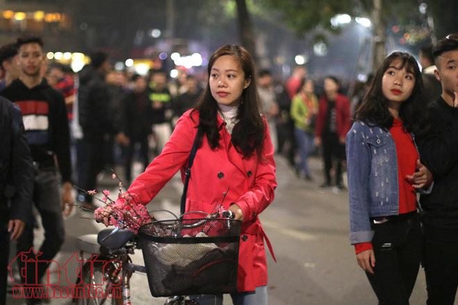 Người dân Hà Nội đổ ra đường chào đón khoảnh khắc Giao thừa ảnh 6