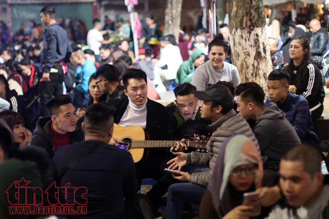 Người dân Hà Nội đổ ra đường chào đón khoảnh khắc Giao thừa ảnh 5