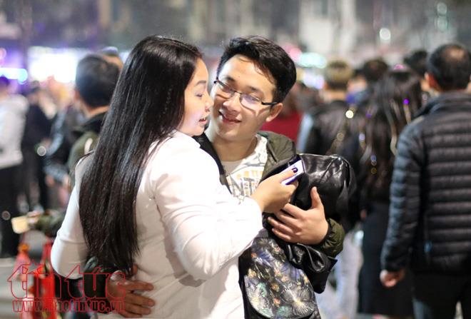 Người dân Hà Nội đổ ra đường chào đón khoảnh khắc Giao thừa ảnh 10