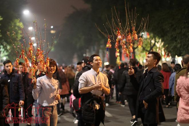 Người dân Hà Nội đổ ra đường chào đón khoảnh khắc Giao thừa ảnh 13