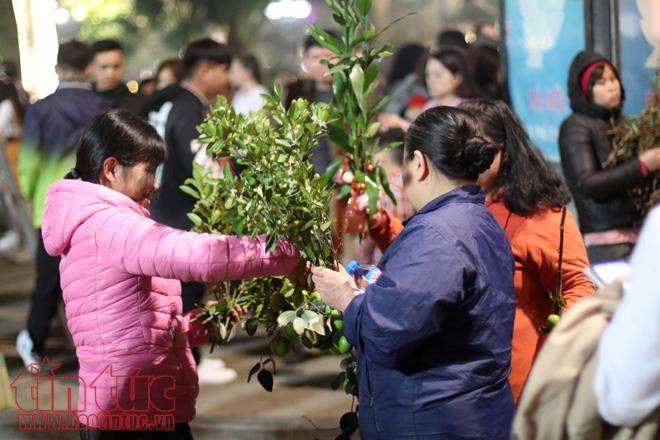Người dân Hà Nội đổ ra đường chào đón khoảnh khắc Giao thừa ảnh 15
