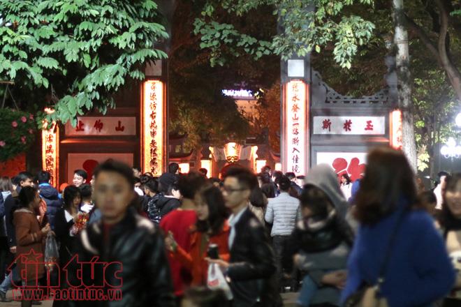 Người dân Hà Nội đổ ra đường chào đón khoảnh khắc Giao thừa ảnh 16