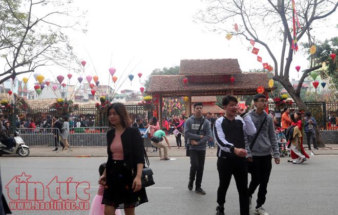 Nườm nượp khách đến xin chữ tại Văn Miếu ảnh 4