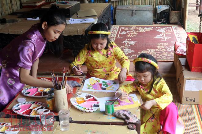 Nườm nượp khách đến xin chữ tại Văn Miếu ảnh 10