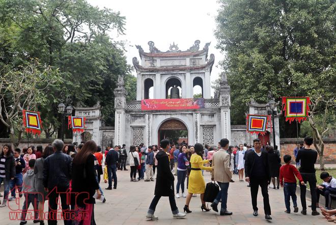 Nườm nượp khách đến xin chữ tại Văn Miếu ảnh 1