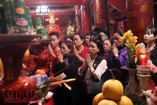 Nườm nượp khách đến xin chữ tại Văn Miếu ảnh 3