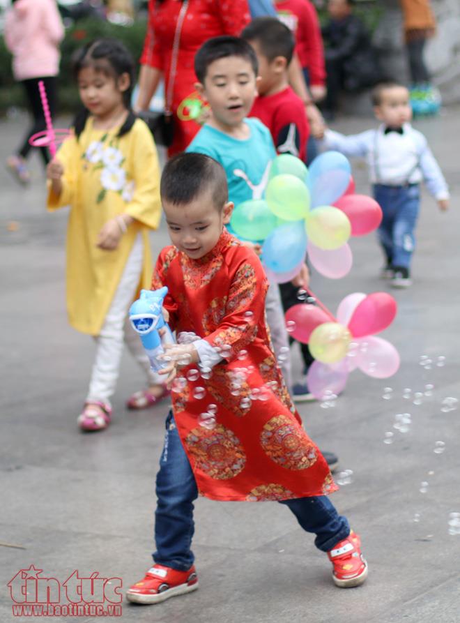 Trẻ nhỏ Hà Nội xúng xính áo dài chơi Tết ảnh 1