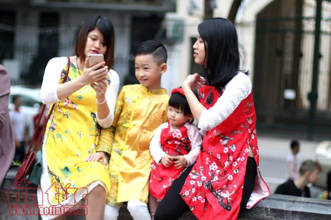 Trẻ nhỏ Hà Nội xúng xính áo dài chơi Tết ảnh 2