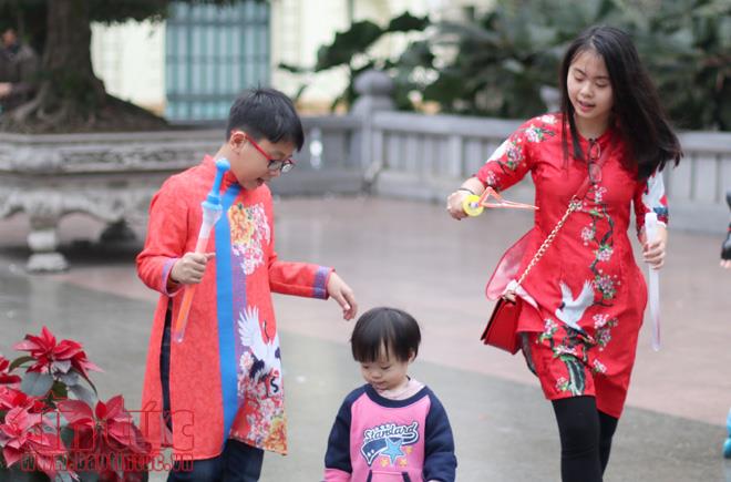 Trẻ nhỏ Hà Nội xúng xính áo dài chơi Tết ảnh 4