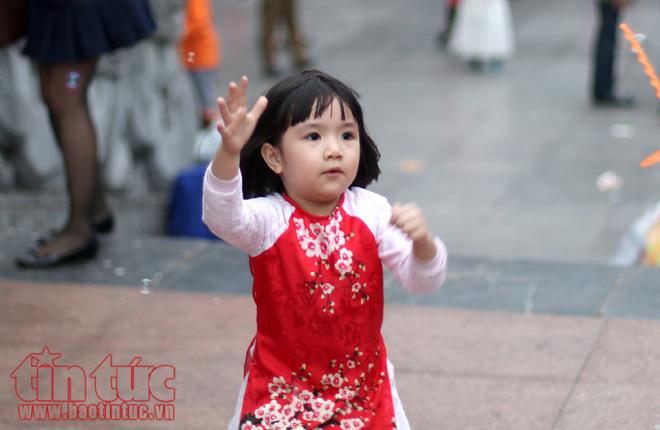 Trẻ nhỏ Hà Nội xúng xính áo dài chơi Tết ảnh 6