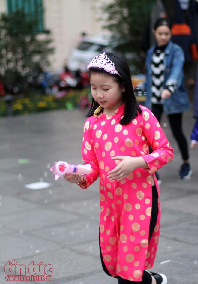 Trẻ nhỏ Hà Nội xúng xính áo dài chơi Tết ảnh 7