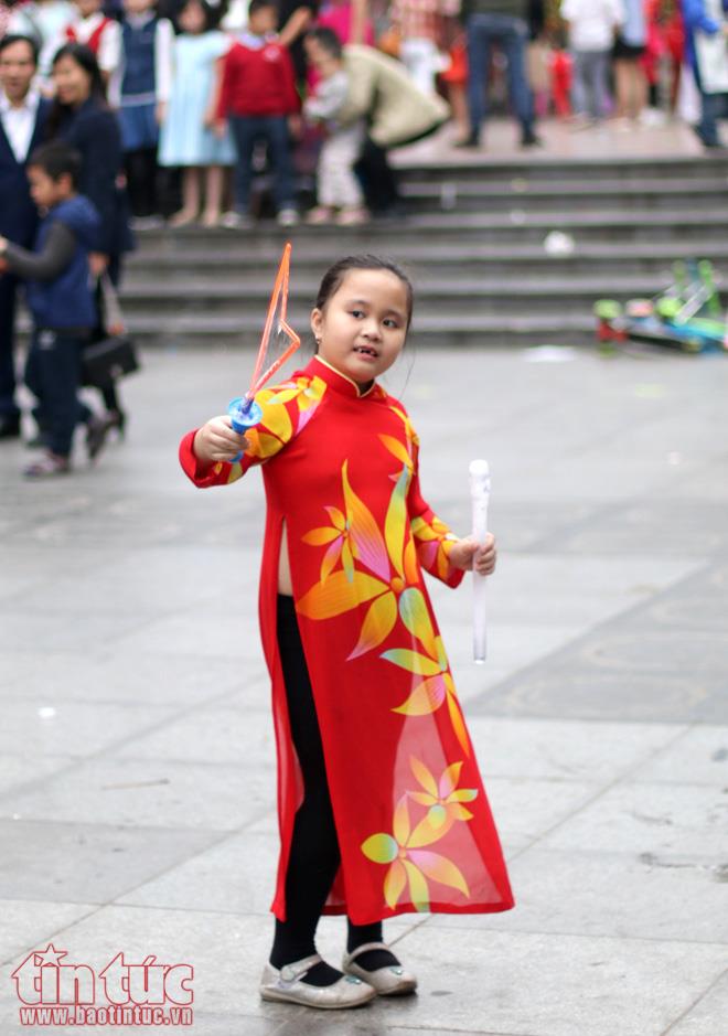 Trẻ nhỏ Hà Nội xúng xính áo dài chơi Tết ảnh 8